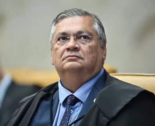 Dino determina que Três Poderes revisem e suspendam 'penduricalhos' do serviço público