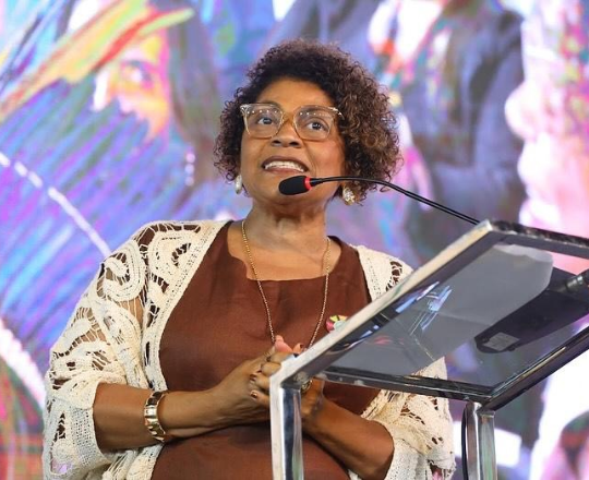 ENTREVISTA: Racismo só existe porque há instituições que o alimentam, diz Zelma Madeira