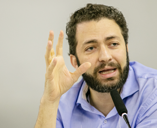 ENTREVISTA: "Quando a precarização do trabalho corrói a democracia"