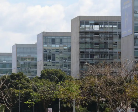 Servidores criticam minuta de projeto do governo e denunciam ameaça aos serviços públicos