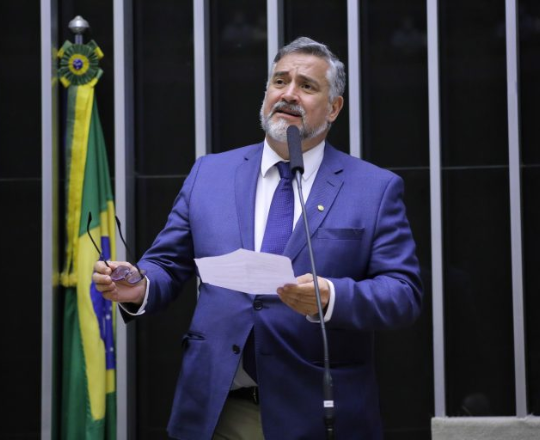 Líder do Governo protocola pedido para agilizar isenção previdenciária de aposentados e pensionistas